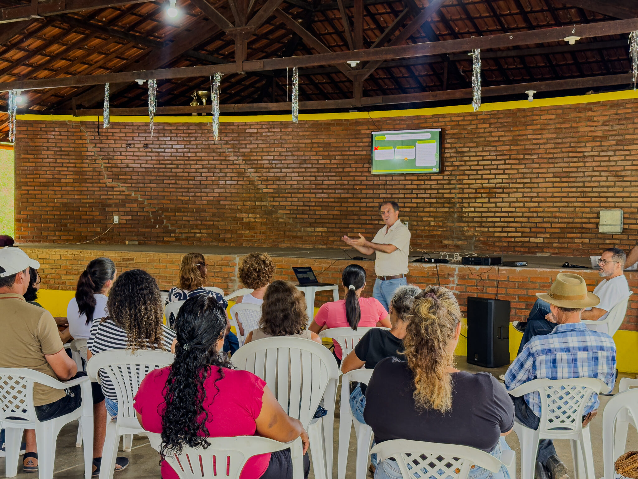Centro Rosa Fortini discute com associações o financiamento de projetos previstos no Anexo 6